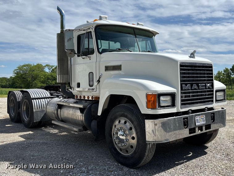 image for item FC5678 2001 Mack CH613 semi truck
