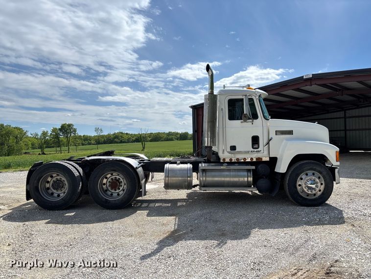 image for item FC5678 2001 Mack CH613 semi truck