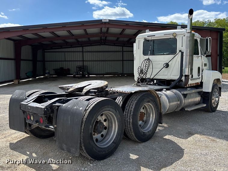 image for item FC5678 2001 Mack CH613 semi truck