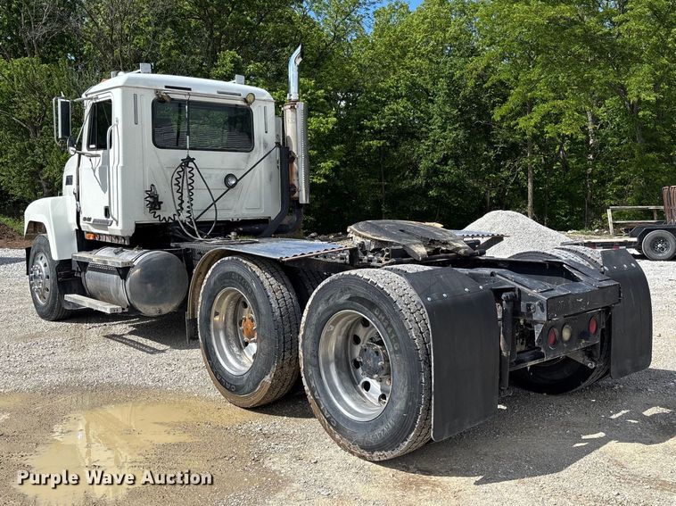 image for item FC5678 2001 Mack CH613 semi truck