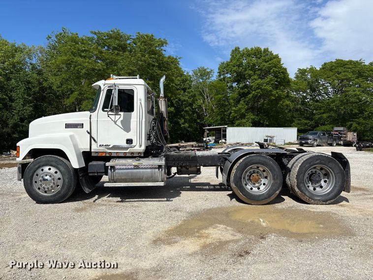 image for item FC5678 2001 Mack CH613 semi truck