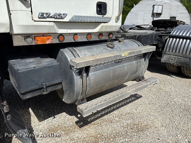 image for item FC5678 2001 Mack CH613 semi truck