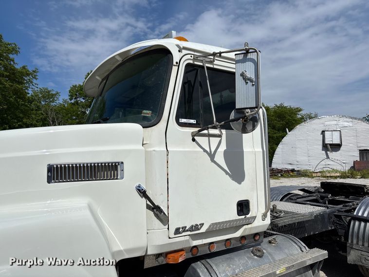 image for item FC5678 2001 Mack CH613 semi truck