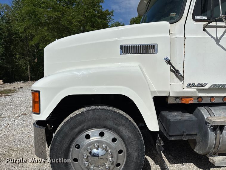 image for item FC5678 2001 Mack CH613 semi truck
