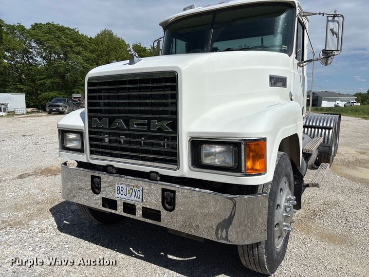 image for item FC5678 2001 Mack CH613 semi truck