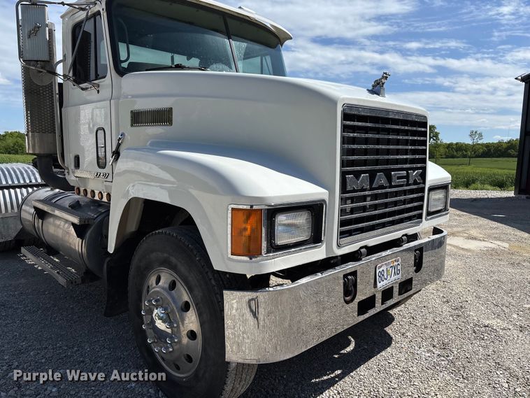 image for item FC5678 2001 Mack CH613 semi truck