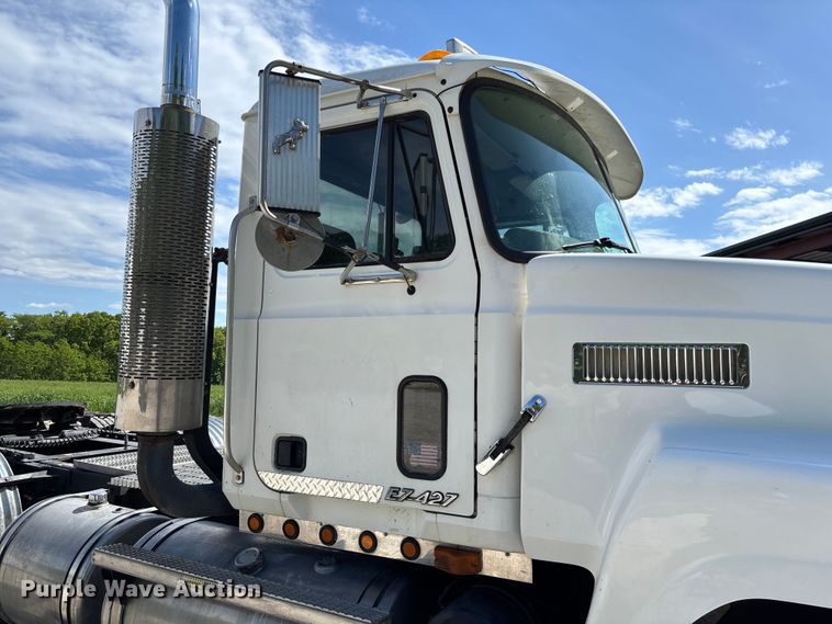image for item FC5678 2001 Mack CH613 semi truck