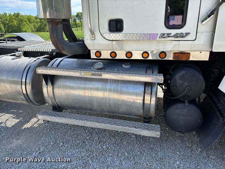 image for item FC5678 2001 Mack CH613 semi truck