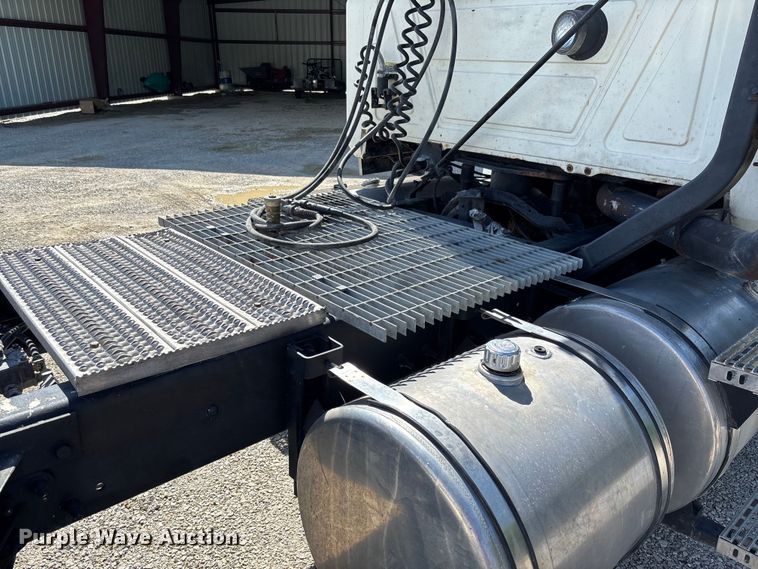image for item FC5678 2001 Mack CH613 semi truck