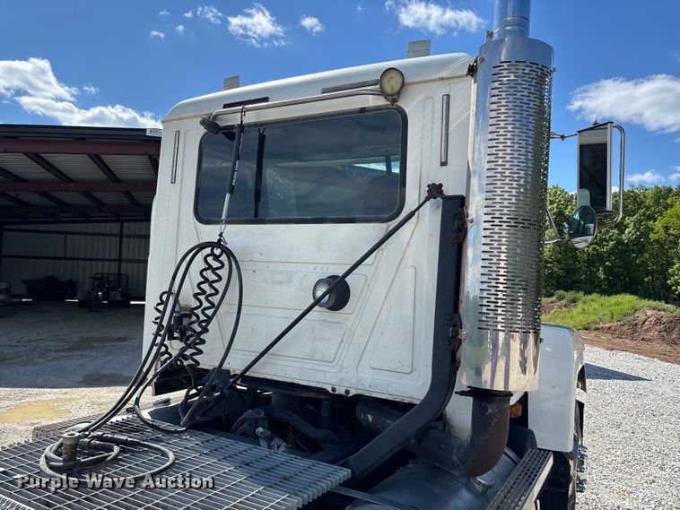 image for item FC5678 2001 Mack CH613 semi truck