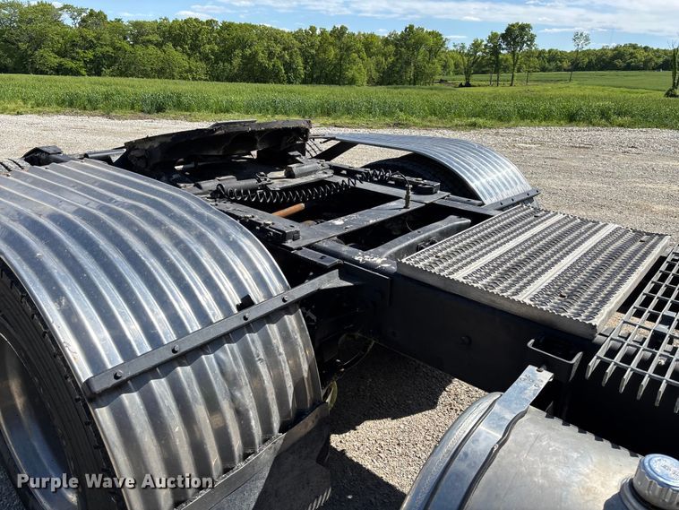 image for item FC5678 2001 Mack CH613 semi truck