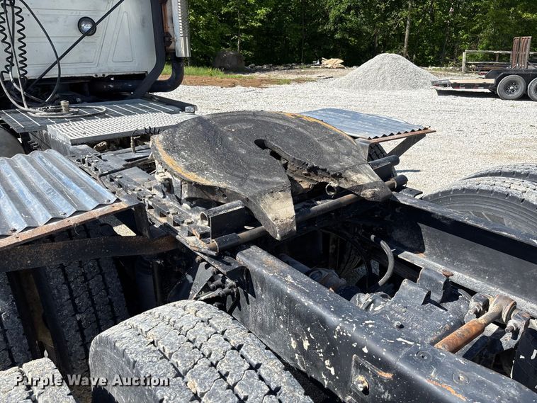 image for item FC5678 2001 Mack CH613 semi truck