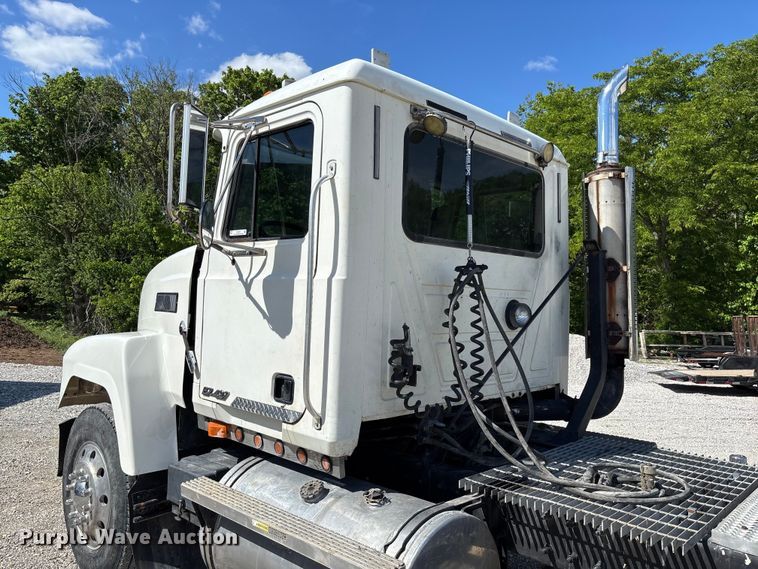 image for item FC5678 2001 Mack CH613 semi truck
