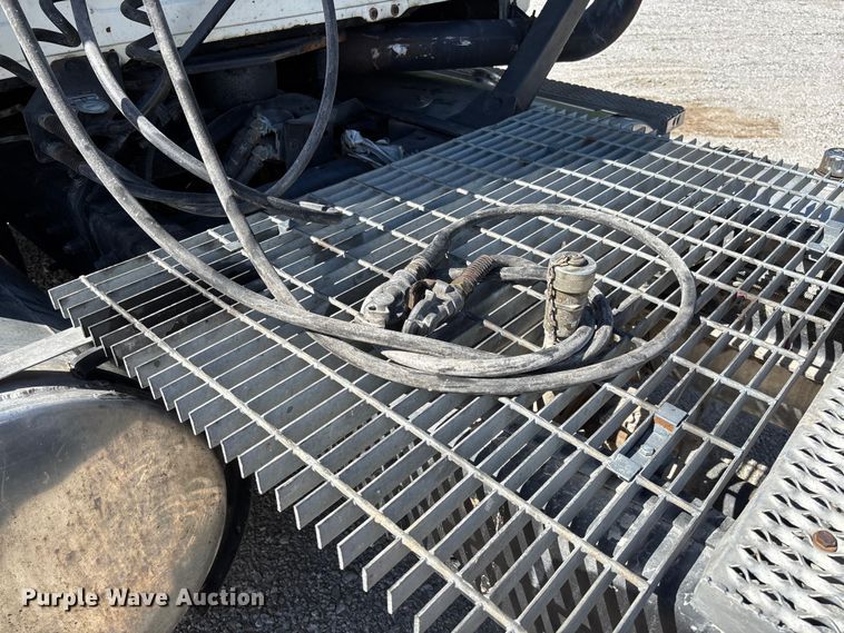 image for item FC5678 2001 Mack CH613 semi truck