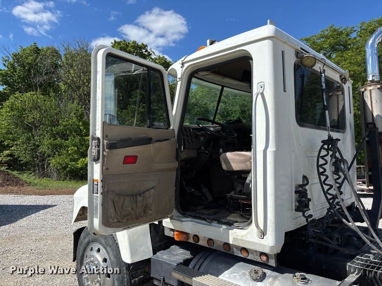 image for item FC5678 2001 Mack CH613 semi truck
