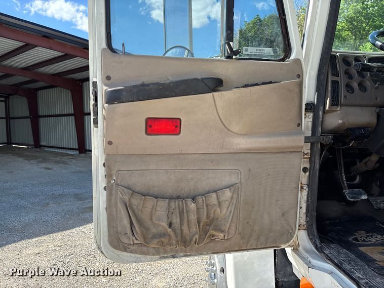 image for item FC5678 2001 Mack CH613 semi truck