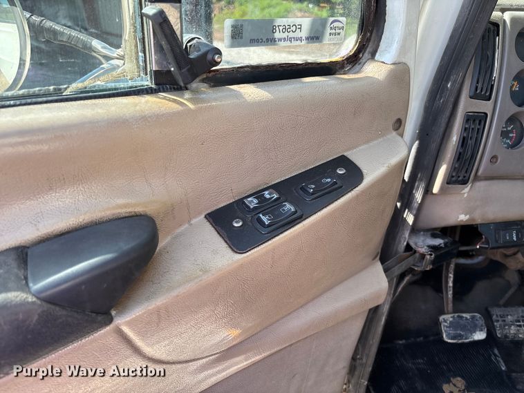 image for item FC5678 2001 Mack CH613 semi truck
