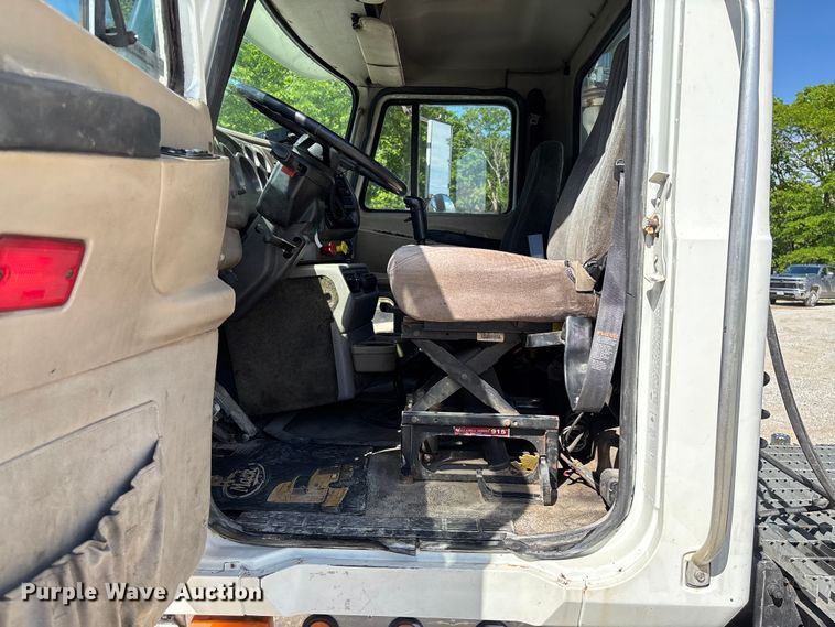 image for item FC5678 2001 Mack CH613 semi truck