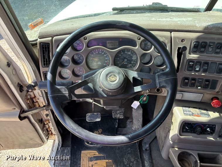 image for item FC5678 2001 Mack CH613 semi truck