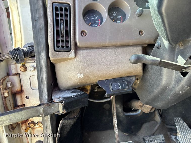 image for item FC5678 2001 Mack CH613 semi truck