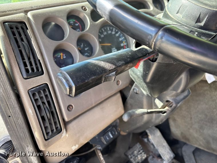 image for item FC5678 2001 Mack CH613 semi truck