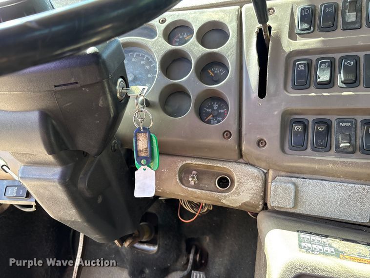image for item FC5678 2001 Mack CH613 semi truck