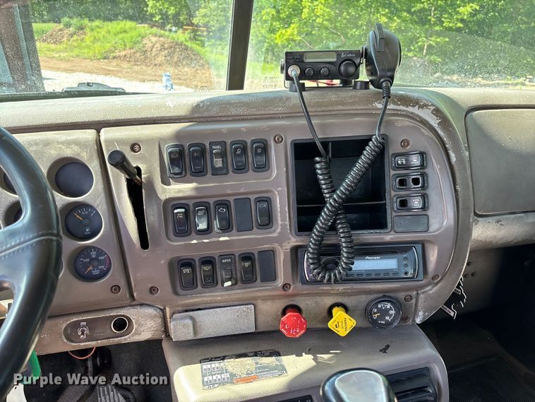 image for item FC5678 2001 Mack CH613 semi truck