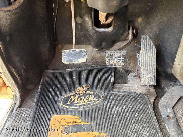 image for item FC5678 2001 Mack CH613 semi truck