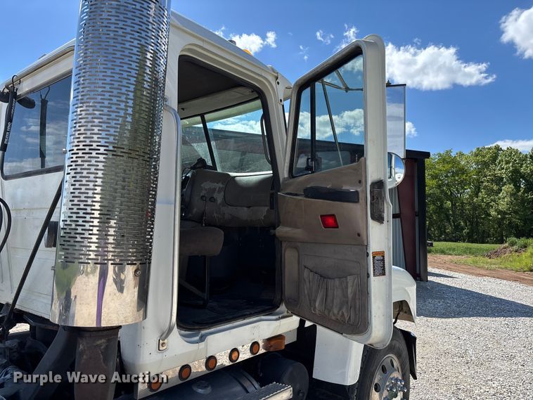 image for item FC5678 2001 Mack CH613 semi truck