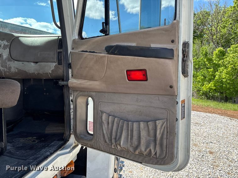 image for item FC5678 2001 Mack CH613 semi truck