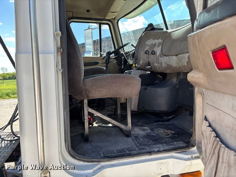 image for item FC5678 2001 Mack CH613 semi truck