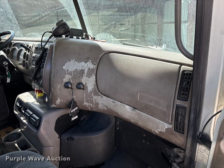 image for item FC5678 2001 Mack CH613 semi truck