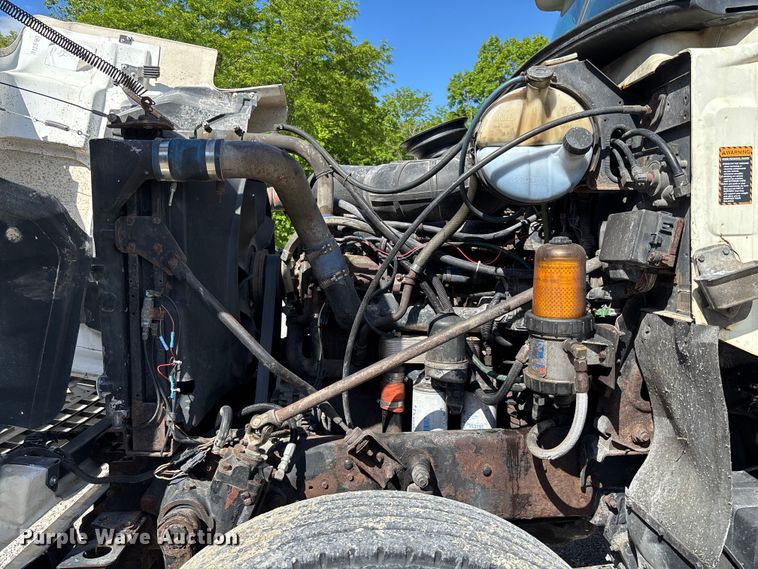 image for item FC5678 2001 Mack CH613 semi truck