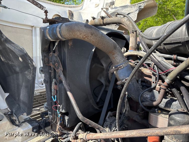 image for item FC5678 2001 Mack CH613 semi truck