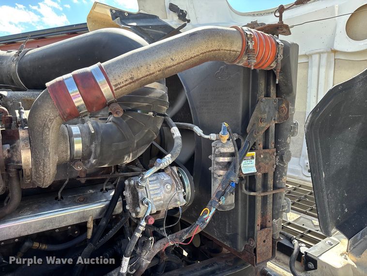 image for item FC5678 2001 Mack CH613 semi truck