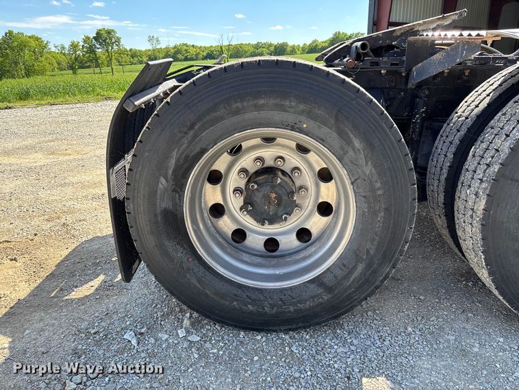 image for item FC5678 2001 Mack CH613 semi truck