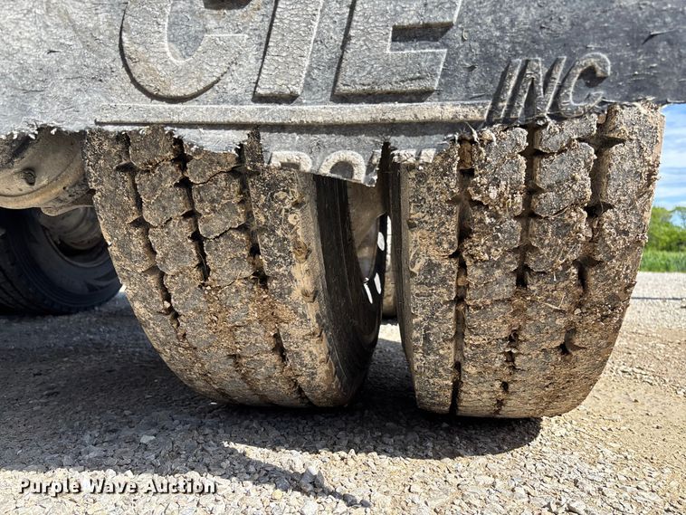 image for item FC5678 2001 Mack CH613 semi truck