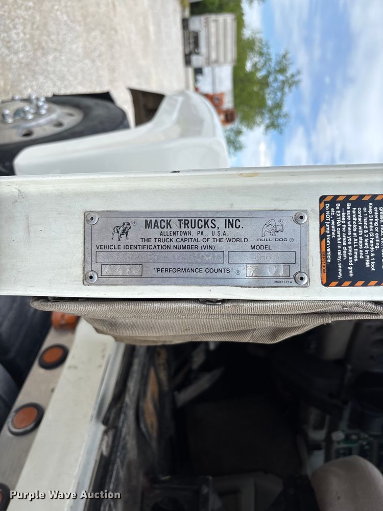 image for item FC5678 2001 Mack CH613 semi truck