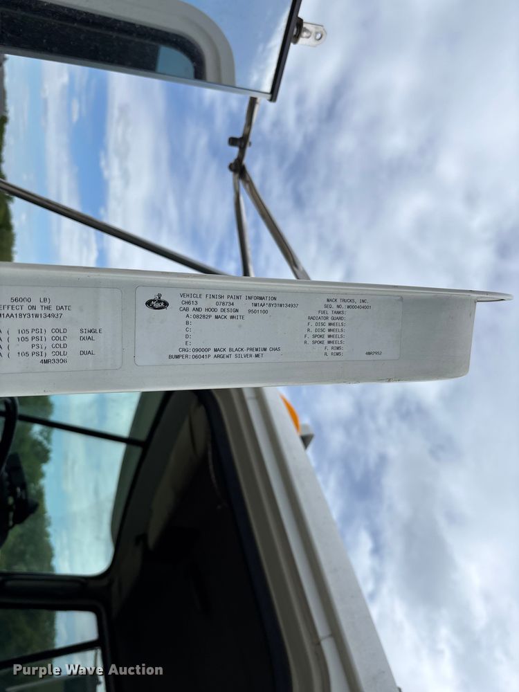 image for item FC5678 2001 Mack CH613 semi truck