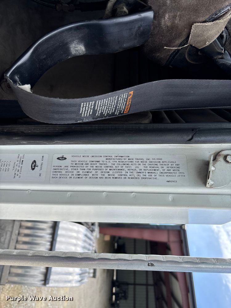 image for item FC5678 2001 Mack CH613 semi truck