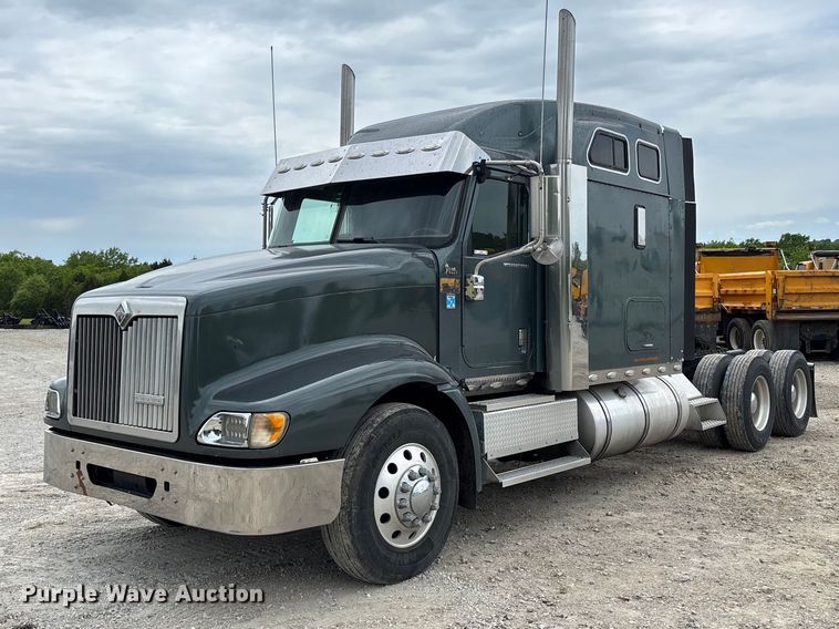 image for item FC5709 2007 International 9400i semi truck