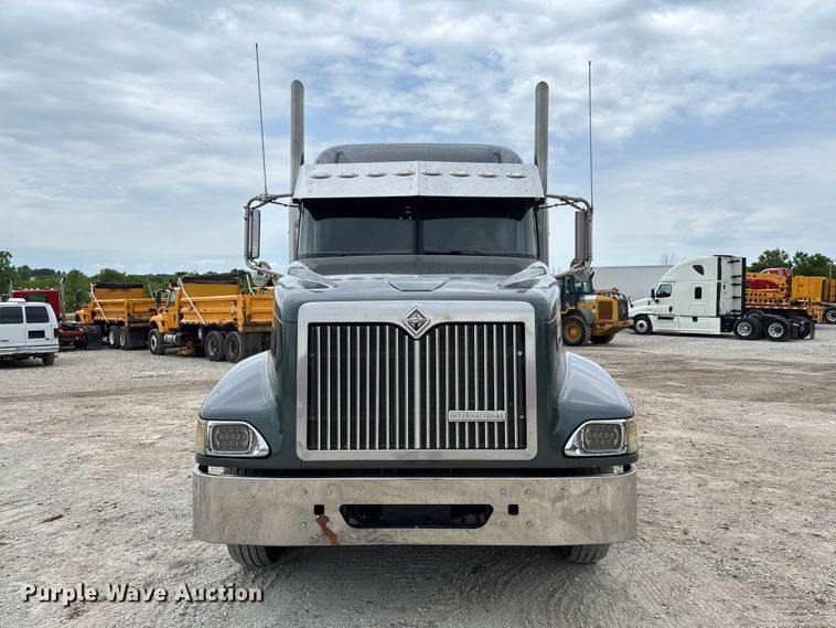 image for item FC5709 2007 International 9400i semi truck