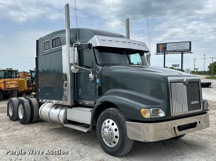 image for item FC5709 2007 International 9400i semi truck