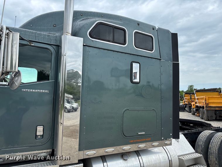 image for item FC5709 2007 International 9400i semi truck