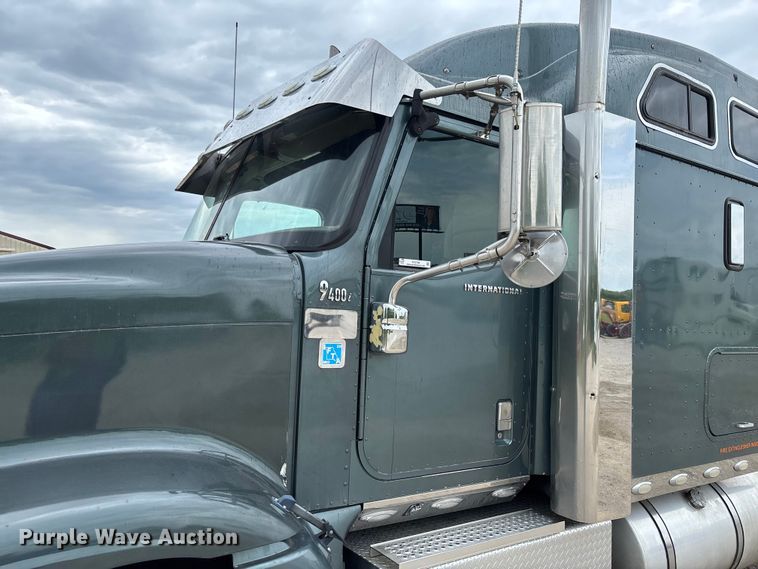image for item FC5709 2007 International 9400i semi truck