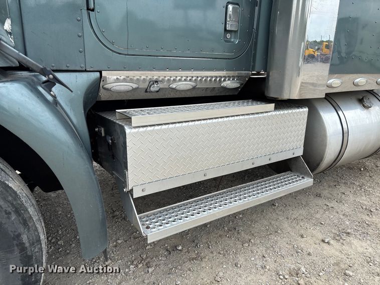 image for item FC5709 2007 International 9400i semi truck