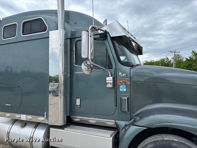 image for item FC5709 2007 International 9400i semi truck