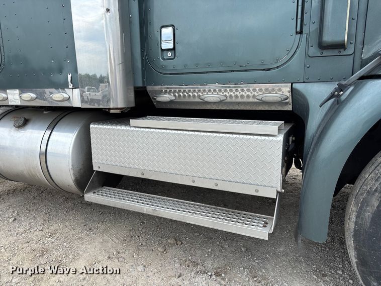 image for item FC5709 2007 International 9400i semi truck