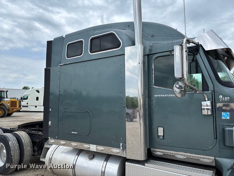 image for item FC5709 2007 International 9400i semi truck