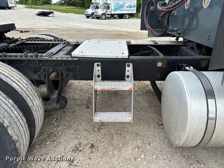 image for item FC5709 2007 International 9400i semi truck